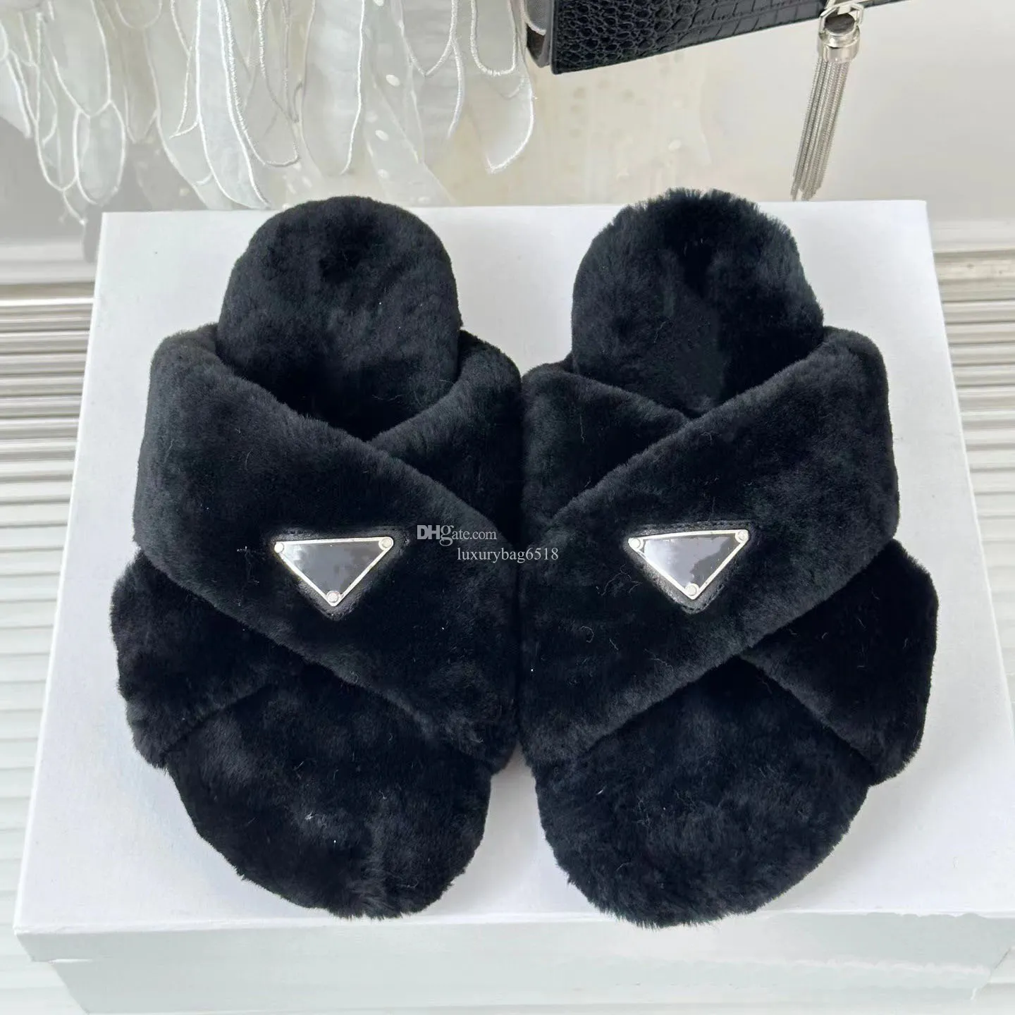 10a laine Luxurys Designers Femmes Slippers Slide Cross Cross Fur Furn Fourn du peluche Furry Sandales chaudes et confort