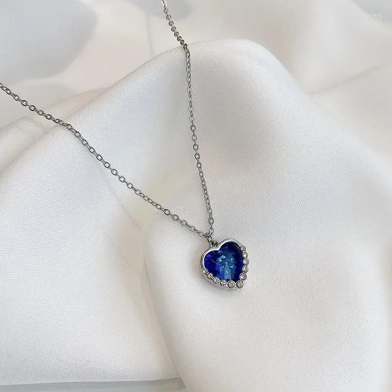 Collane con ciondolo 2023 Moda cuore brillante per le donne Collana di amore di cristallo blu Estetico Girocollo Catena Regalo di gioielli vintage