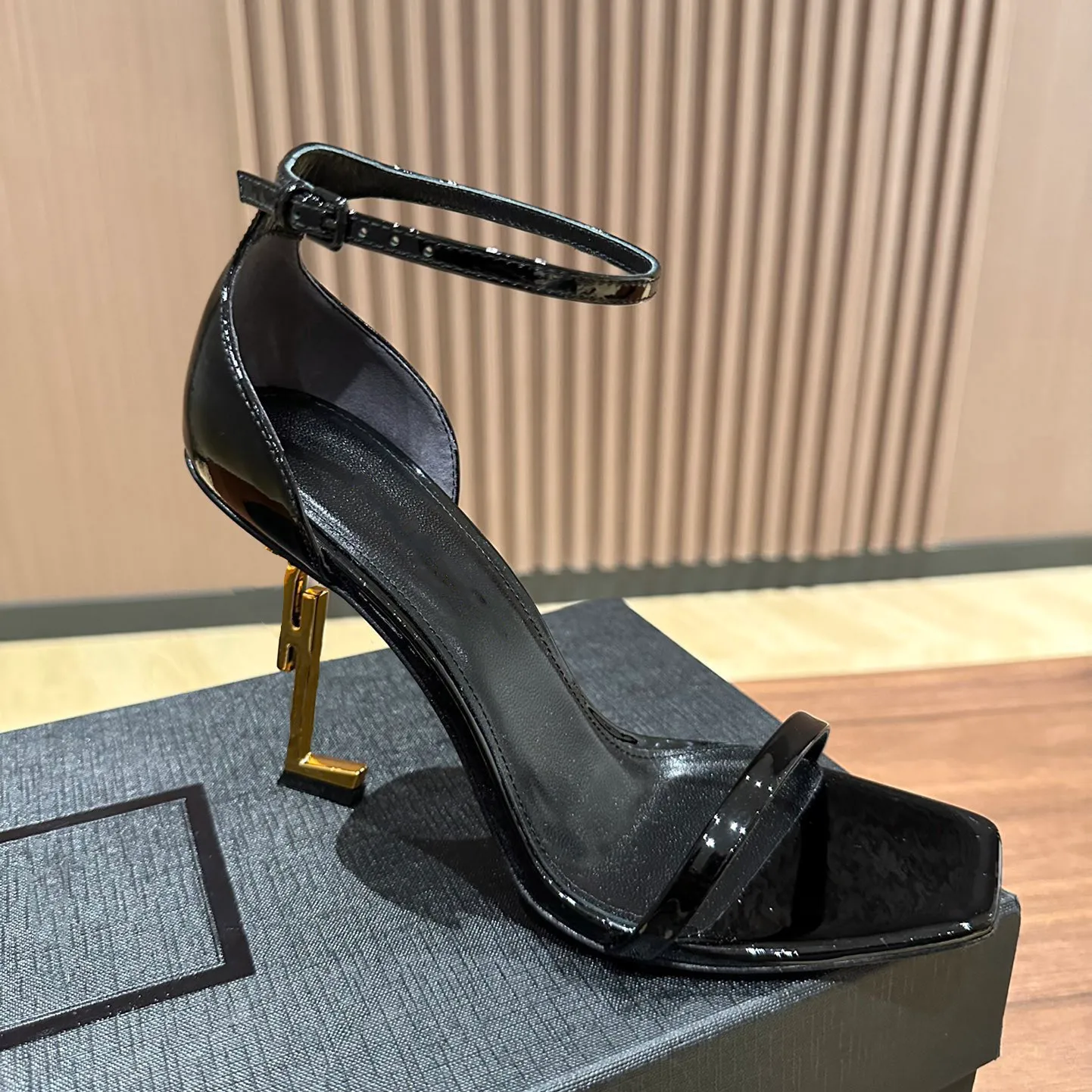 Designer Heel woman designer Dress Shoes Luxury High Heel Designer shoesGold Tone triple black nuede red womens lady fashion sandals Party Wedding Office pumps