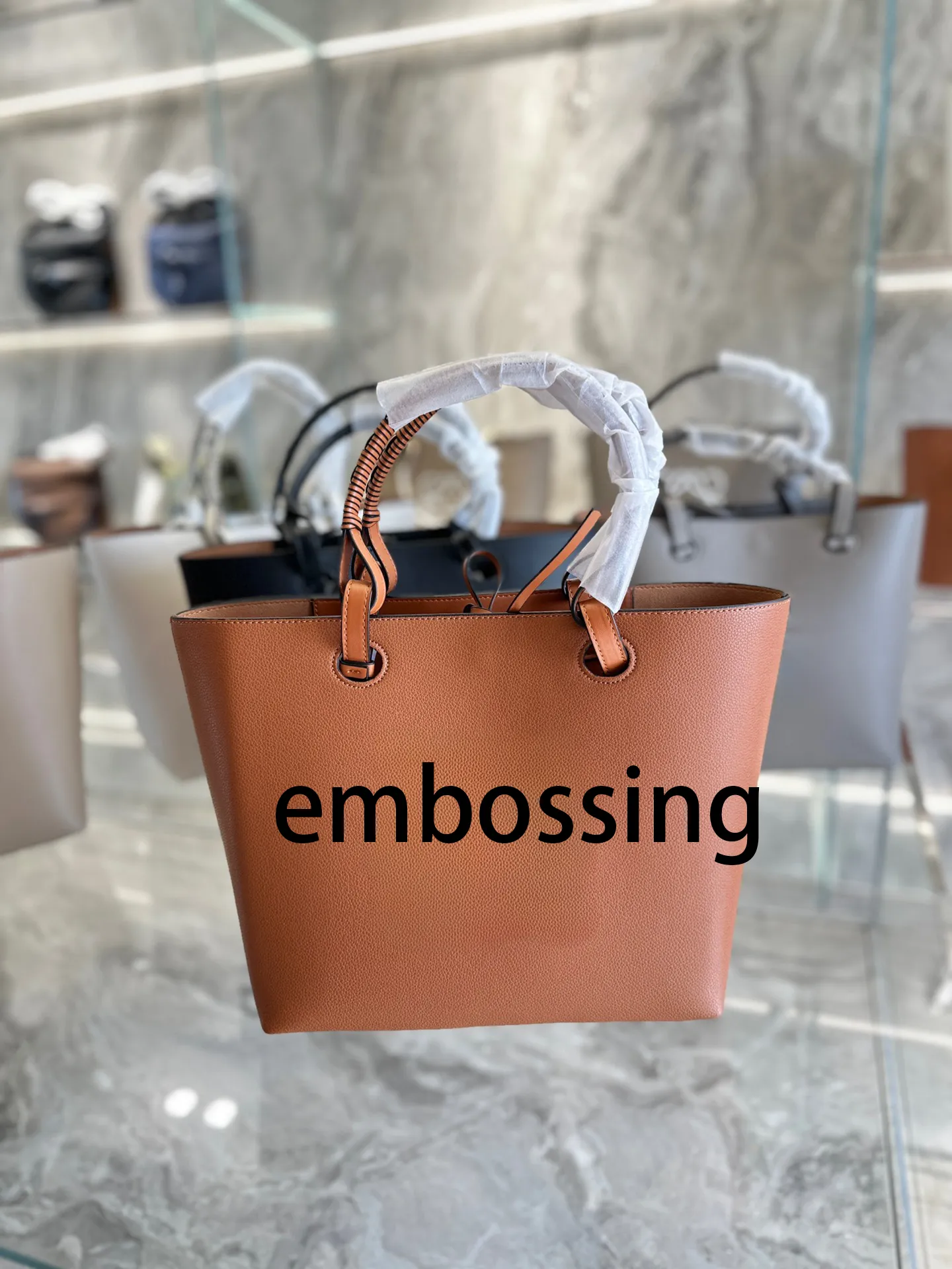 DHgate.com:Embossed Leather Large Capacity Single-Shoulder