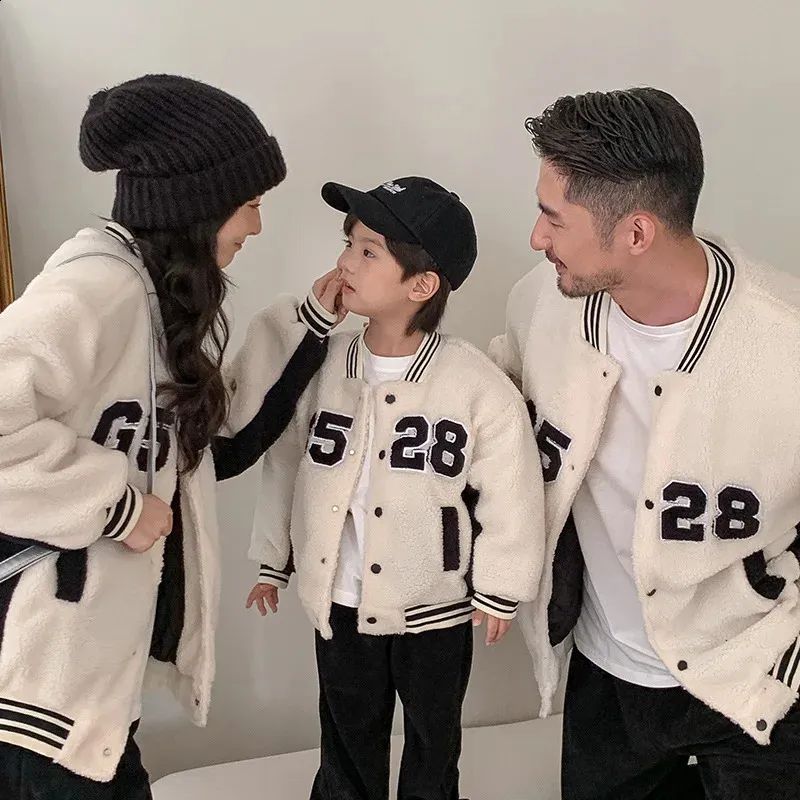 Abiti coordinati per la famiglia Moda Cappotto invernale spesso Padre Madre Bambini Caldo pile polare Jeakct Corea Mamma Papà e figlia Figlio Vestiti 231030