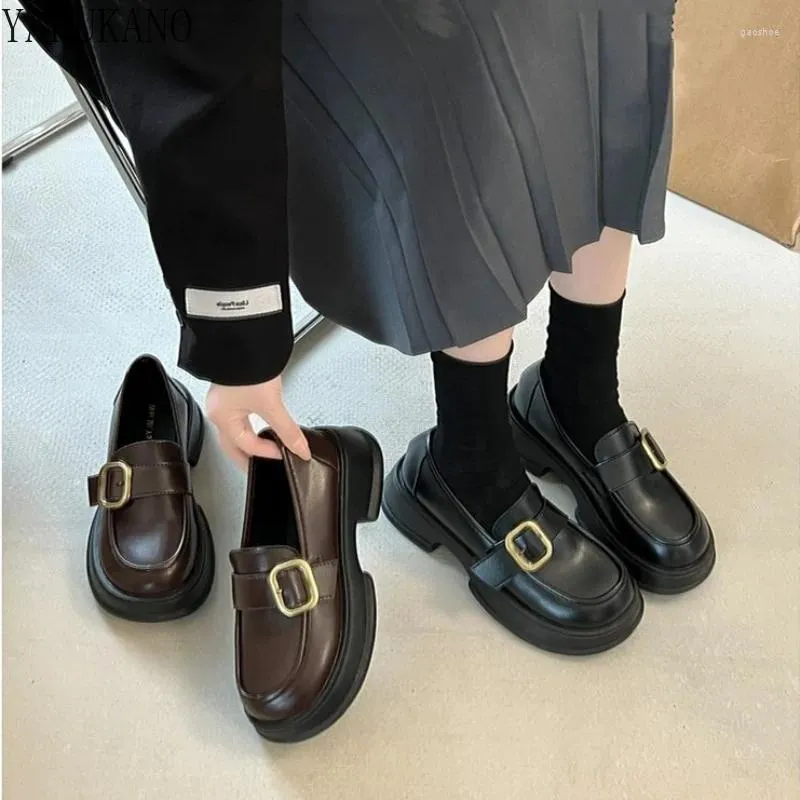 Scarpe eleganti Punta tonda Stile britannico Marrone Tacco grosso Piccola pelle per le donne Nel 2023 Autunno Slip-on Mocassini con suola spessa francese