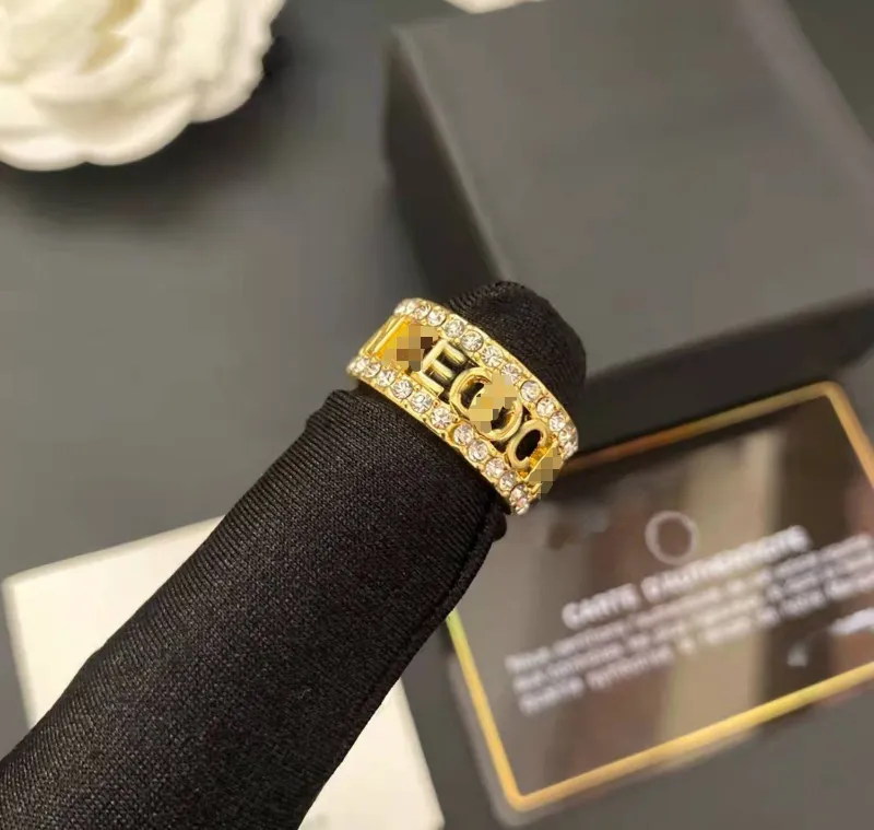 Designer Hollow Out Letter Band Rings Women 18K Gold Plated Crystal Finger Ring