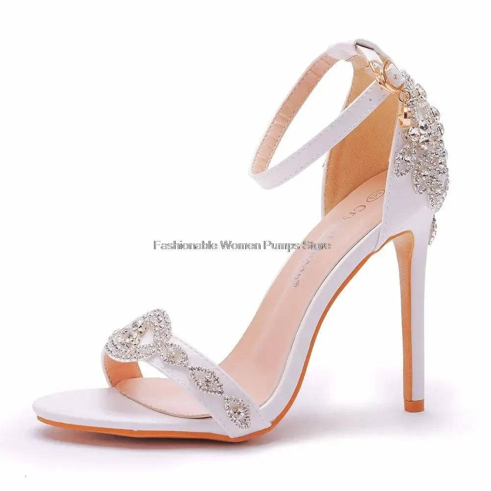 Klädskor eleganta kvinnor sandaler brud bröllopskor höga klackar stilett rhinestone brud party skor kvinnors lyxpumpar spänne stor storlek 231030