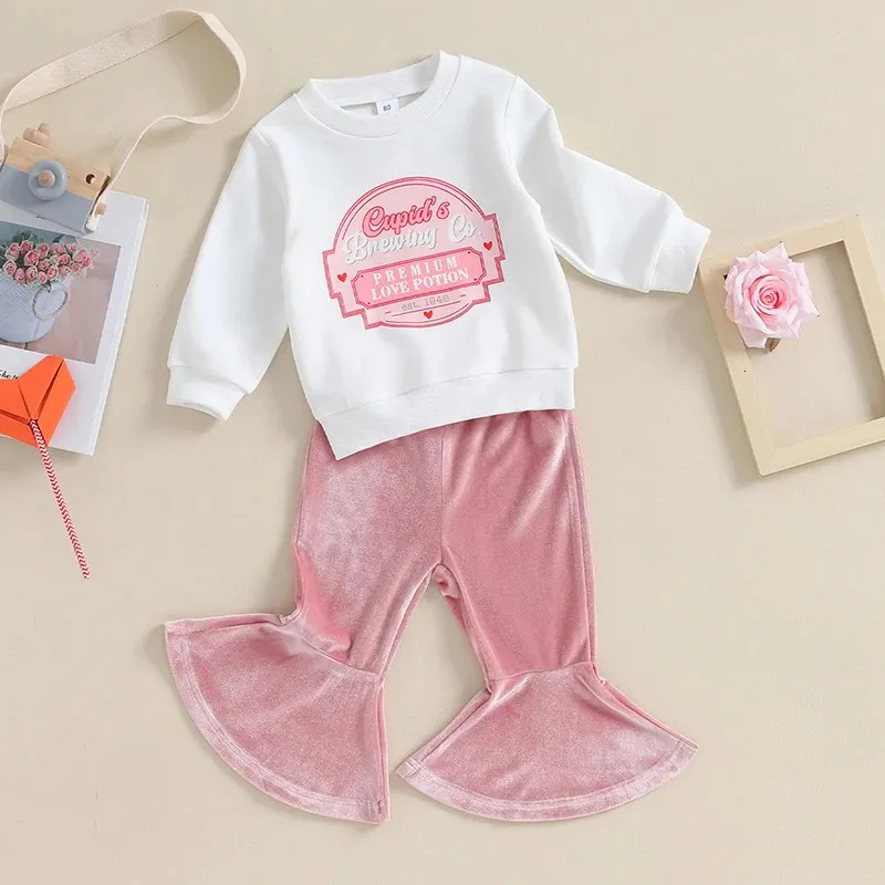 Ensembles de vêtements Enfant en bas âge bébé fille 2 pièces tenues de Saint Valentin à manches longues sweat-shirt graphique velours pantalon évasé ensemble de vêtements d'automne 231031