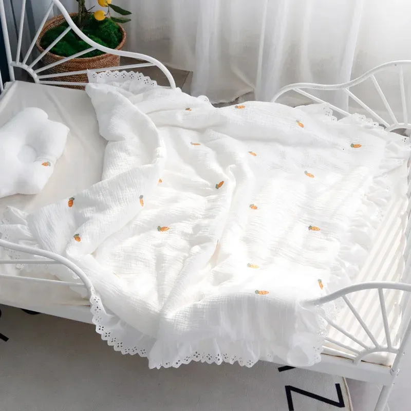 Sovsäckar 150x120 cm vinter tjock broderad jordgubbsmuslin bomullsfilt med spetskant barn täcke trång prinsessa flicka crib quilt 231031