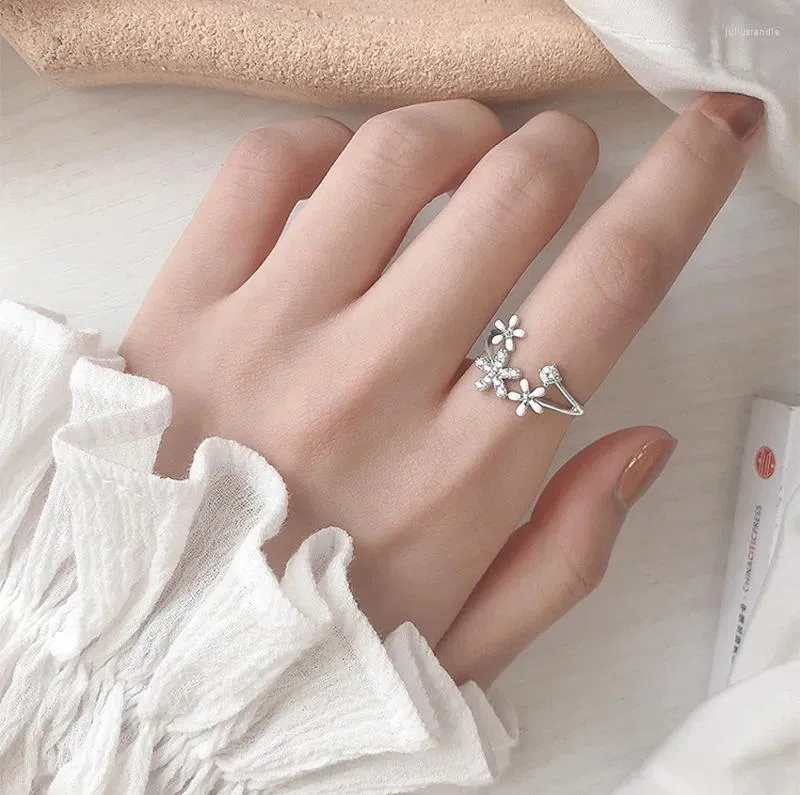 Klusterringar Todorova Spring White Emamel Daisy Flower Elegant Simple Opening for Women Wedding Party Jewelry Anillos Mujer