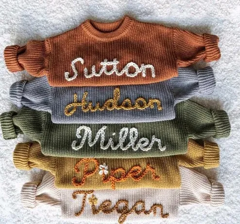 Tenues assorties pour la famille 2023 hiver ins bébé européen et américain lettres brodées pull tricoté en pur coton mod personnalisé 231031