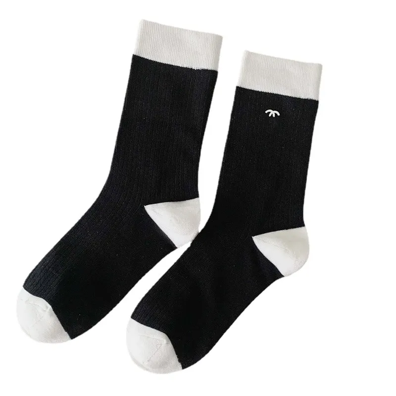 Damensocken der trendigen Marke Schwarz-Weiß-Prägebuchstaben Minimalistische mittellange Baumwollsocken