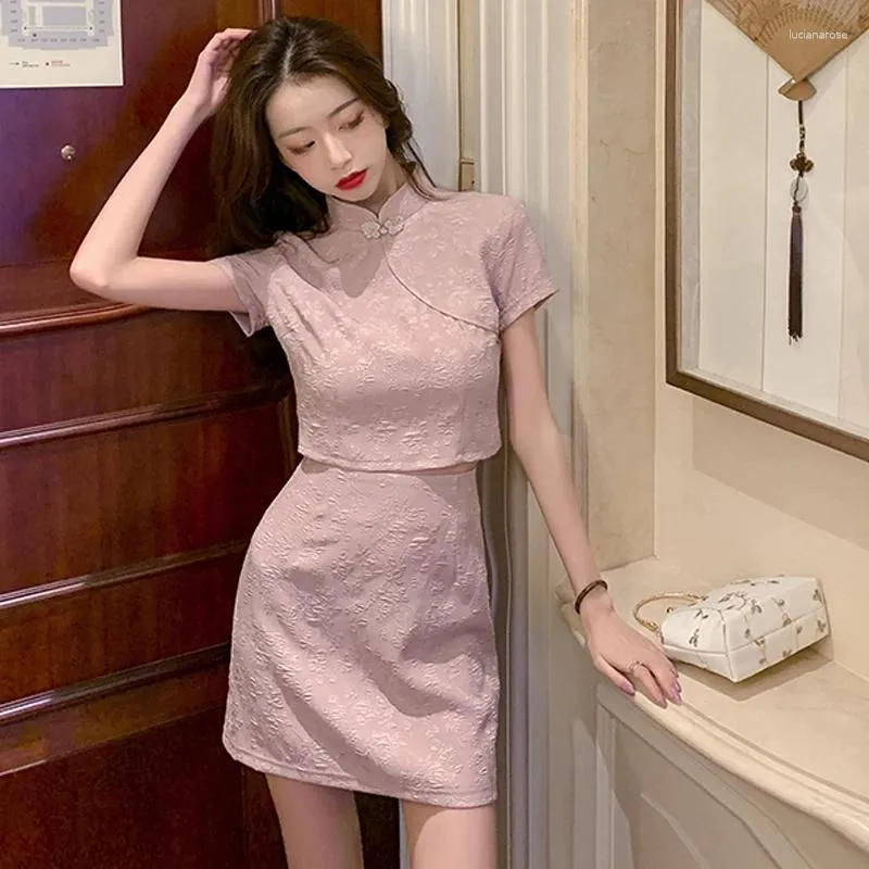 İş elbiseleri pembe 2 parça kıyafetler kadın 2023 yaz moda ince cheongsam mahsul üstleri mini etek vintage tarzı tatlı kızlar iki parça takım elbise