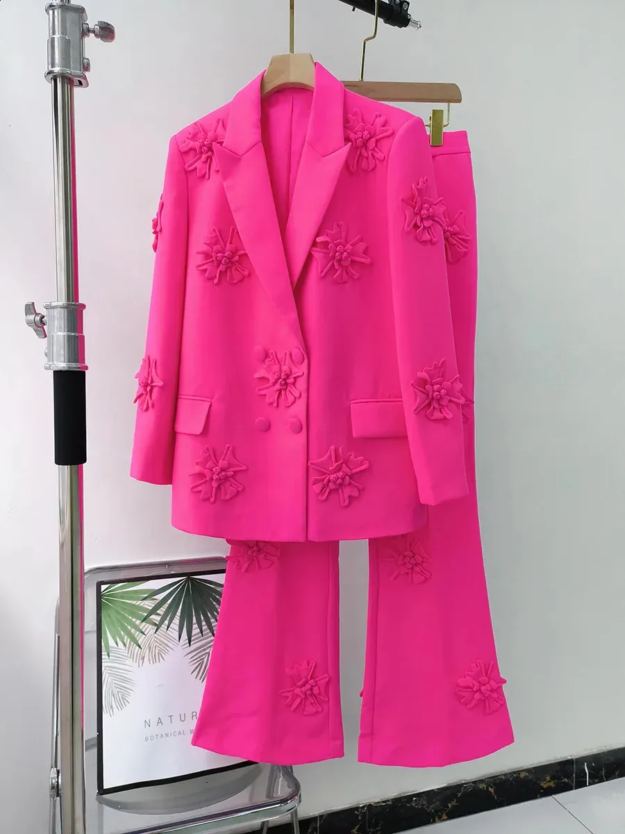Kvinnors tvåbitar byxor Kvinnor passar krage fjäderjacka i full längd Fuchsia Coat Fashion Style Micro Fleared Pants Flower Suits Set 2 Pieces in Stock 231030