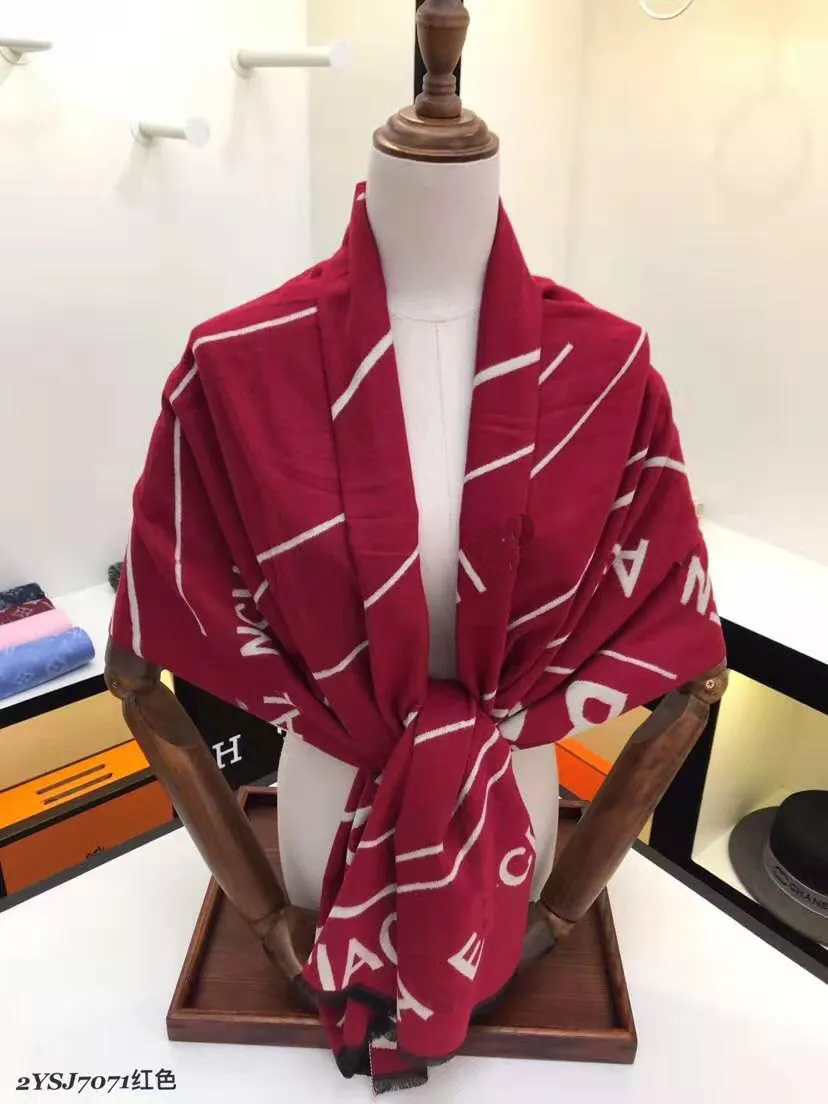 豪華な女性の赤いスカーフ高品質ファブリックギフトパシュミナショール秋/冬のファッション新しい温かいアクセサリークリスマスデザイナーブランドレターソリッドカラースカーフ