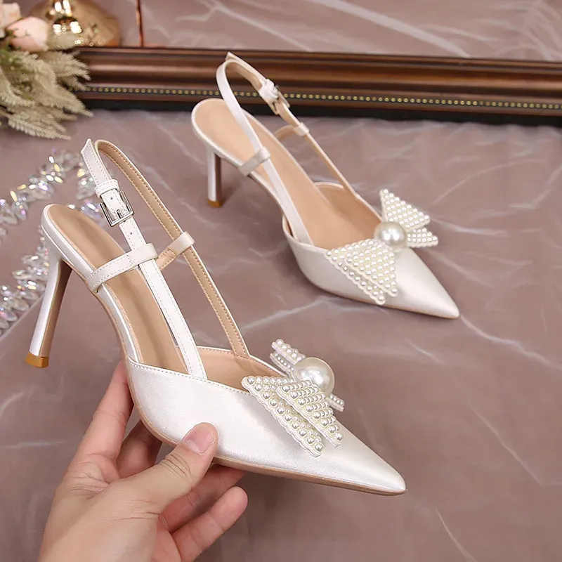 Sandaler Spring och Summer Pointed Silk Face Pearl Bow Stiletto Bridal Wedding Shoes Bankettklänning All-Match Small Size Women Sandaler 231030