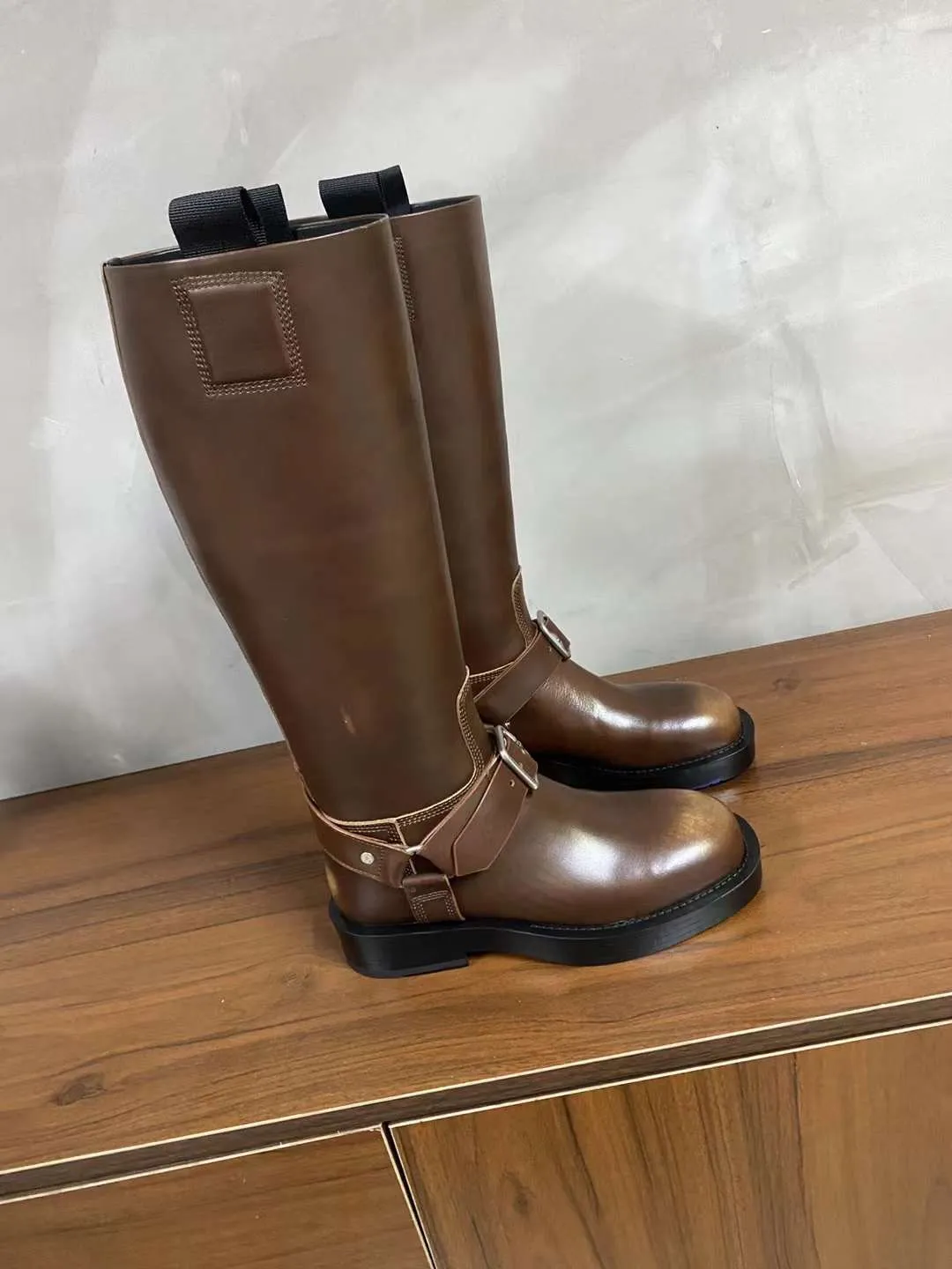 Sapatos estilo euro outono e inverno botas de chuva fivela mais recente botas femininas apartamentos rendas zíper carta aberta fivela emenda design tamanho 35-41 botas de joelho couro genuíno