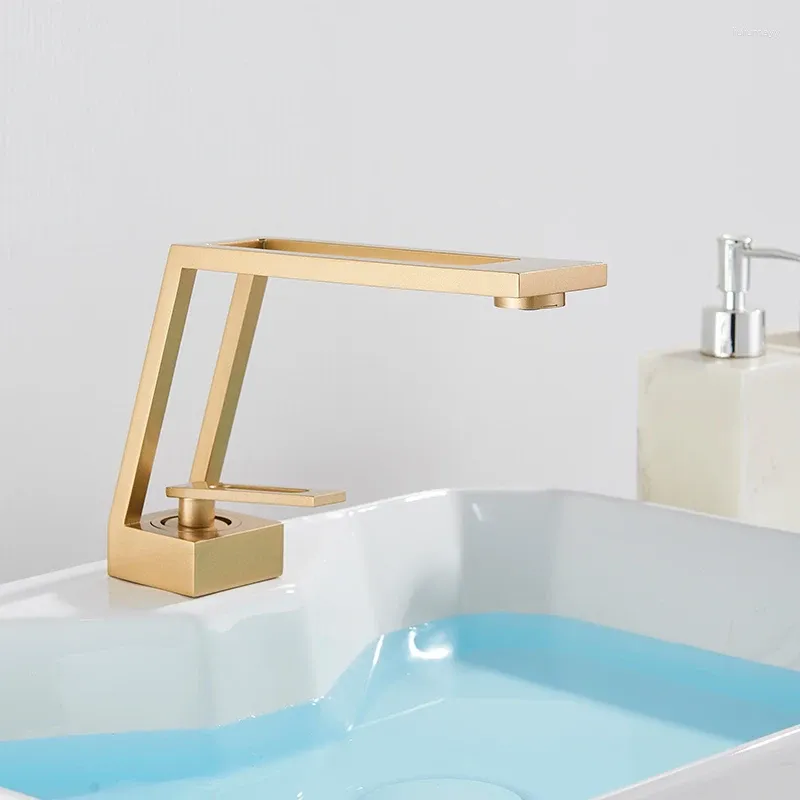 バスルームシンク蛇口Vidric Nordic Style Basin Faucet Square Hollow-Carved Design Brished Gold DeckマウントコールドミキサーTA