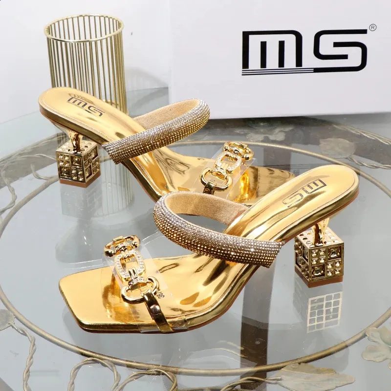 Pantofole Pantofole da donna moda estiva Cintura trasparente decorazione in metallo scatola a forma quadrata Tacco alieno tacchi alti che indossano sandali 231030