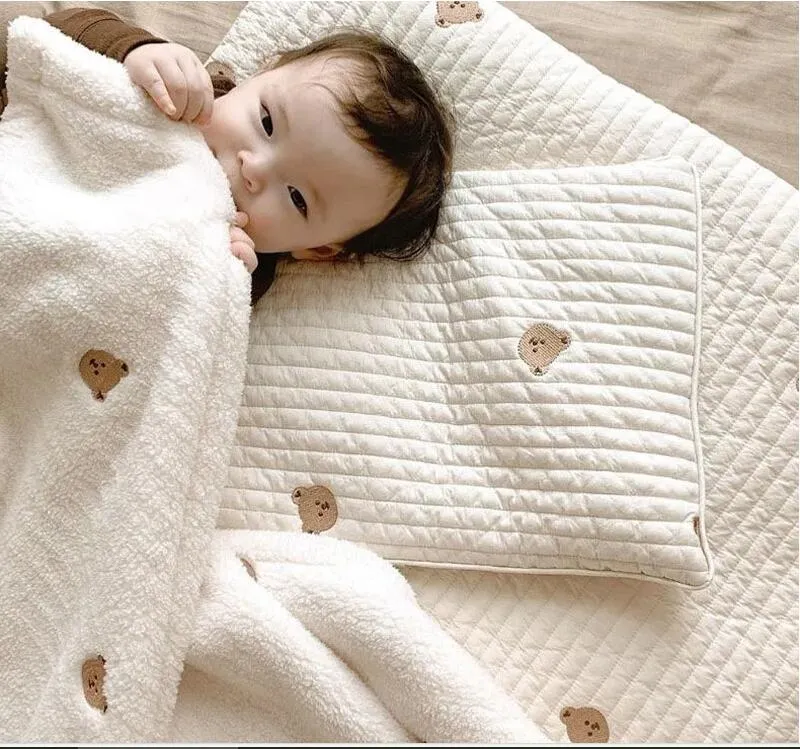 Koreanische Bär Olive Stickerei Baby Decke Wirft Korallen Fleece Weiche Neugeborenen Swaddle Wrap Decken Bettwäsche Kinderwagen Abdeckung