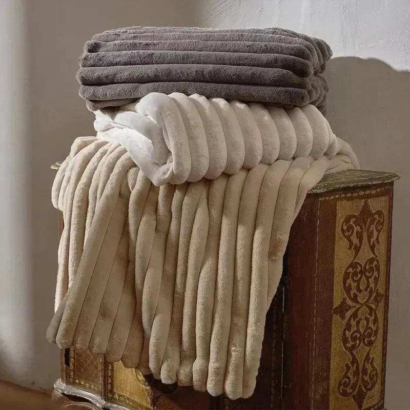 Couvertures d'hiver couverture chaude Jacquard rayé épaissi imitation fourrure couette pour lits canapé haut de gamme luxe femme cadeau literie 231030