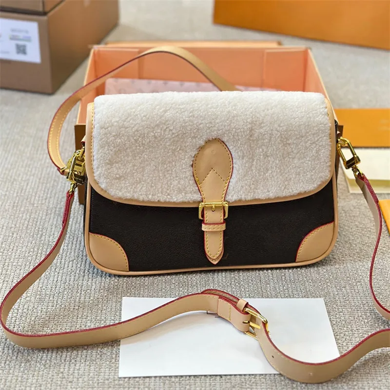 Nova Diane Bolsa Designer Mulheres Bolsa Fuzzy Baguette Bolsa De Ombro Lady Flap Teddy Tote Pequeno Messengerbag Crossbody Bags Fofo Mono Gram Bolsas