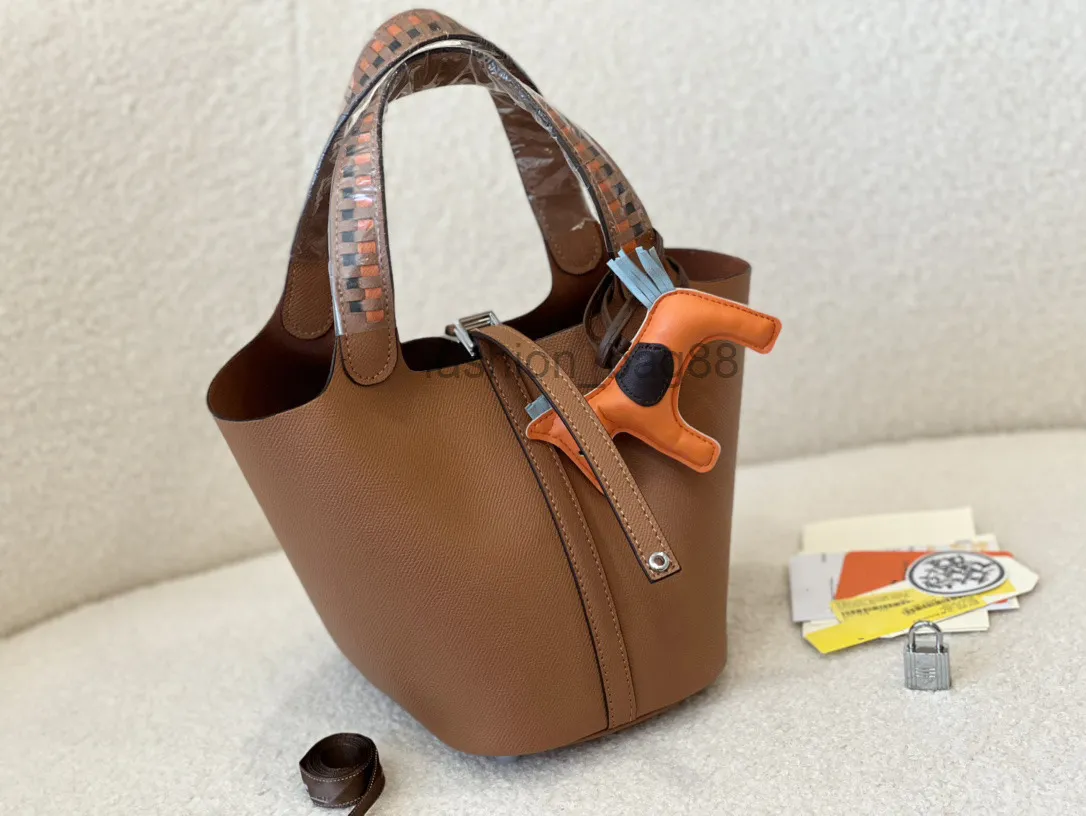 リアルレザー新しいショルダーバッグバケットバッグ女性のショッピングバッグデザイナーハンドバッグ高品質クロスボディロック付きピコタンハンドバッグ2022