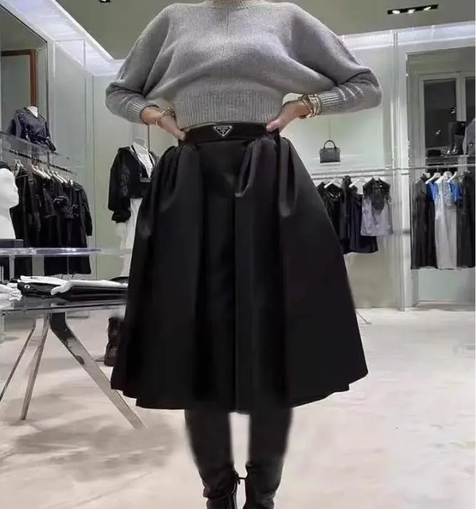 Ropa de mujer Faldas diseñador el mismo estilo de la familia P nuevo vestido de falda plisada de cintura alta de nailon estándar triangular