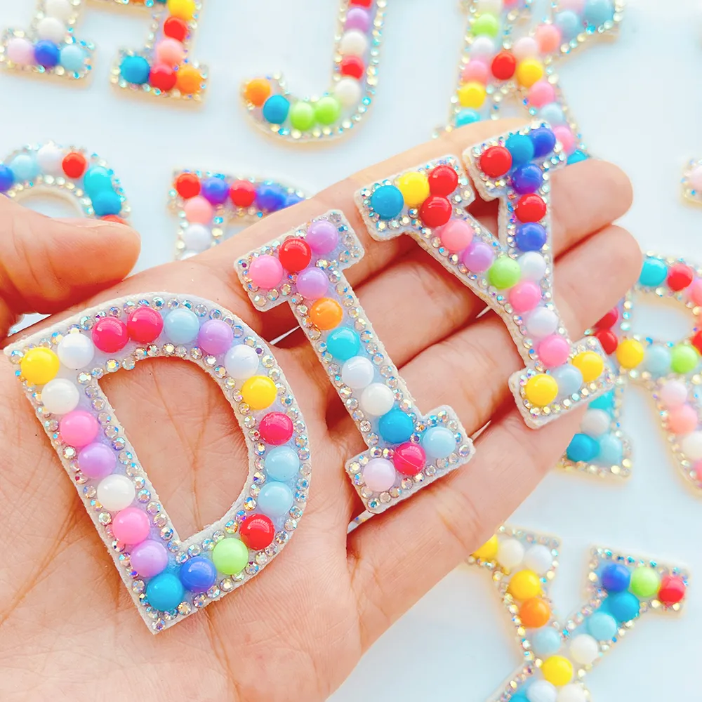 Ferramentas de artesanato 3D misto de cor misto A-Z Pearl shinestone letra inglesa patches pérolas ferro strass em nome DIY Glitter Pearl Alphabet