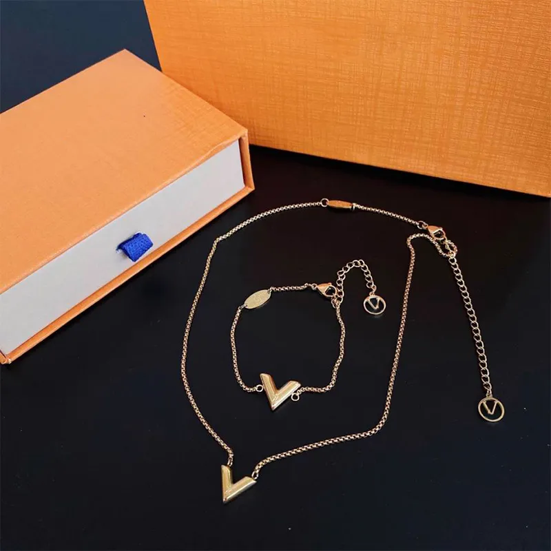 Designer Jewelry Earrings Pendant Charm Bracelets Gold Love Necklace Women Rings Bracelet Bangles Luxury Pendants Titanium Lovers Chain Heart