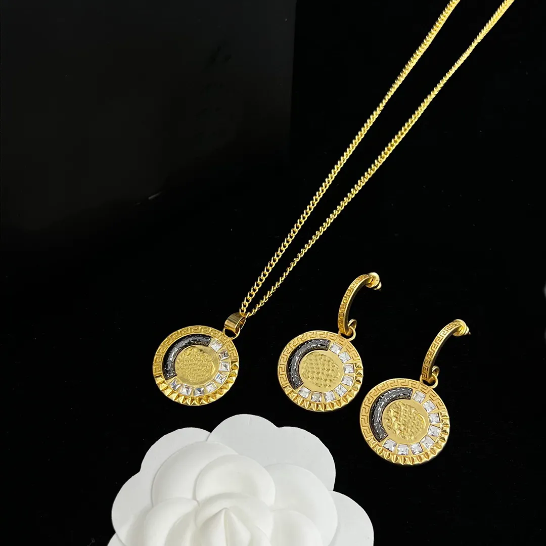 Luxurious Women Resin drill Necklaces Earring Rings Hairpin Set Banshee Medusa Portrait 18K Gold Plated New Designed Designer Jewelry FVV-303