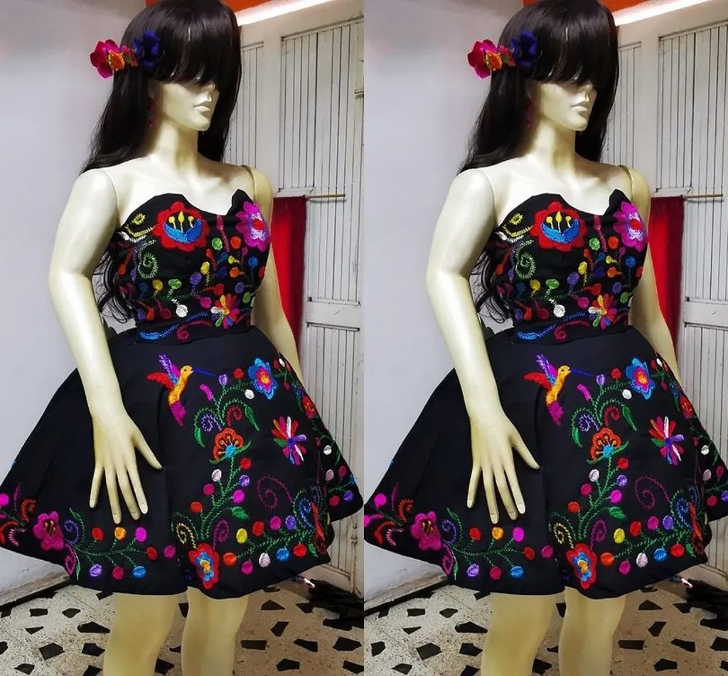 2023控えめなメキシコの刺繍パーティーホームカミングドレスミニストラップレスサテンAラインショートウエディングドレスフォーマルイブニングドレスジュニア