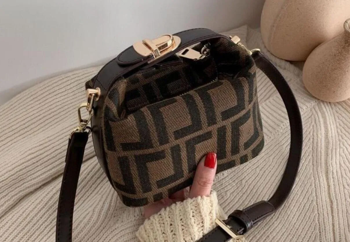 Mode lyxiga kvinnors handväskor tonåring hink väska tjej pu läder axel väska klassisk designer crossbody väskor lady handväska