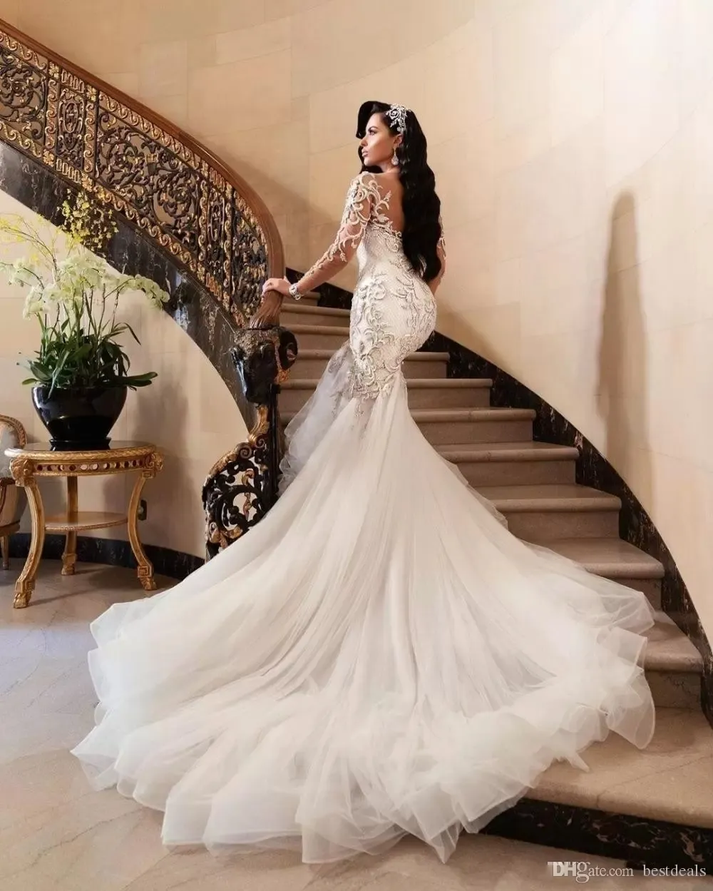 Abiti da sposa a sirena araba di lusso Dubai Cristalli scintillanti Abiti da sposa maniche lunghe Corte dei treni Gonna in tulle robes de mariee