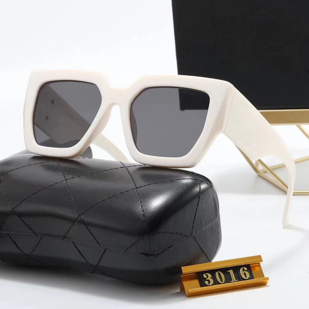 UV400 Sunglasses: Chic Black & White Designer Sunglasses  display picture 3