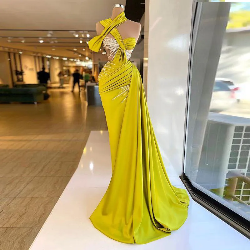 Yellow Satin Prom Dresses Princess Sleeveless Deep V Neck Appliques Sequins Beaded Fashion Evening Dresses Sparkling Floor Length Party Gowns Plus Size Custom Made