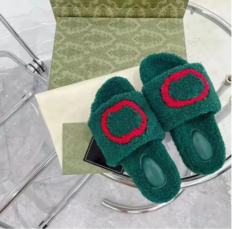 Orijinal kutu lüks bayanlar düz terlikleri premium yün bayan klasik sandalet peluş yeşil beyaz gündelik aşınma sandal moda sıcak kadın terlik boyutları 34-41