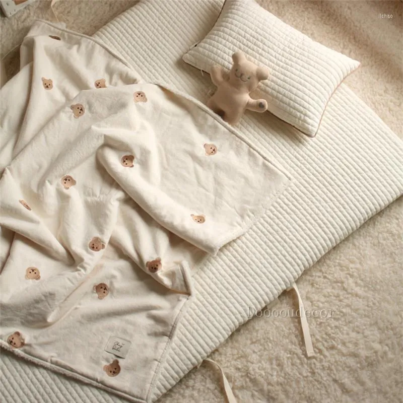 毛布ファッション韓国の刺繍クマウールフリースフリースキルト両面肥厚毛布のぬいぐるみ