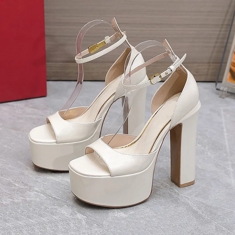 Projektanci Sandały Kobiety Ubierz buty Kluczowe Patent Skórzanie 15,5 cm na obcasie Party Wedding Prezentacja Buty Women Heels Factory Factory Footwear 35-42 Platform Sandal