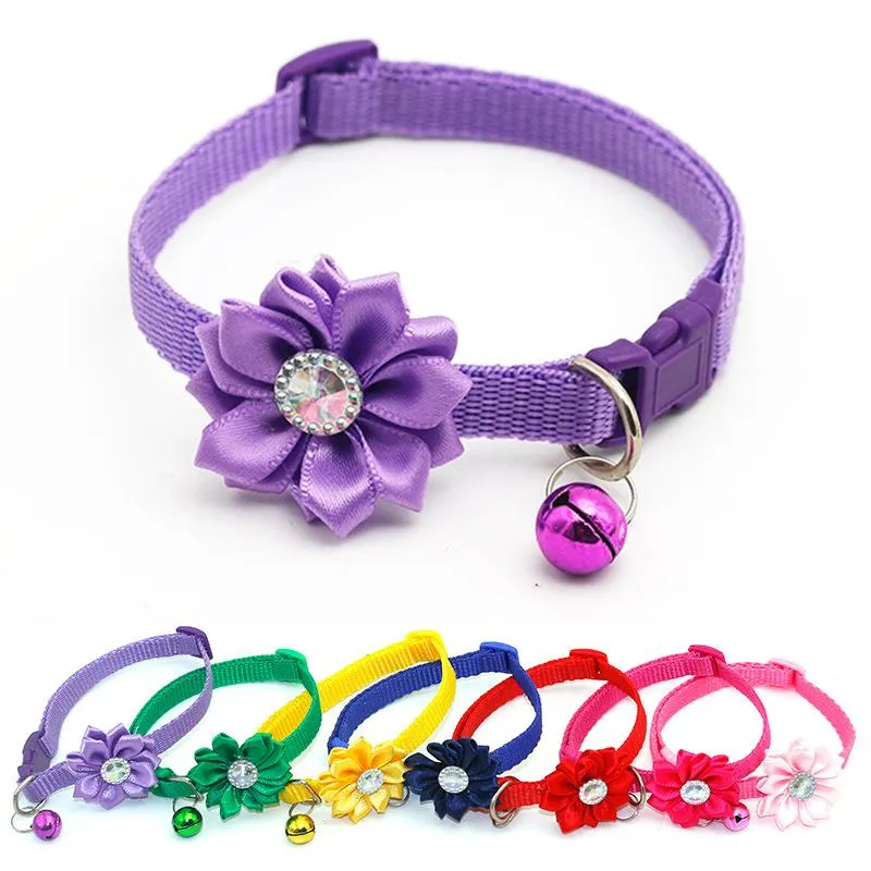 Haustierkragen Blumendekor Verstellbarer Strasskatzenkragen Halskette mit Bell Pet Supplies Kleidung Accessoires 1223020