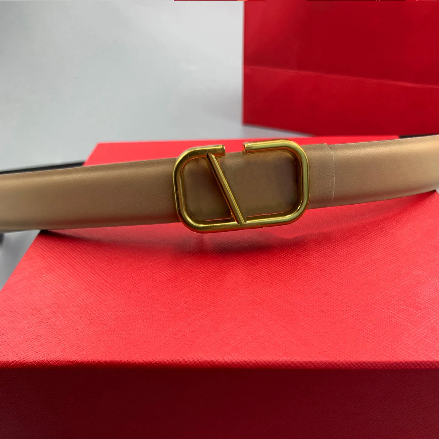 Elegant Womens Leather Belt - Designer Style, Fashionable  display picture 2