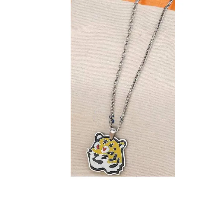 Hänghalsband Tidal Tiger-Head Necklace Titanium Steel Designer Jewelry Letterv Chain Luxury Heart For Mens Womens Bijoux