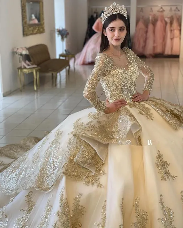 2022 Champagne Quinceanera Robes Paillettes Dentelle Appliques Perles De Cristal À Plusieurs Niveaux Manches Longues Chapelle Train Puffy Ball Robe De Soirée De Bal Robes De Soirée