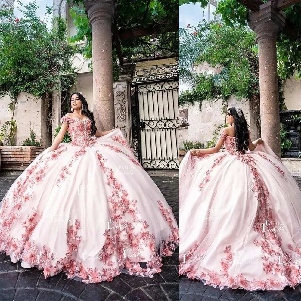 2022 Abiti Quinceanera rosa Abito dolce 16 Fiori floreali 3D Spalle scoperte Lusso Sexy Appliqued in pizzo Perline di cristallo Abiti da ballo Abito da ballo con perline