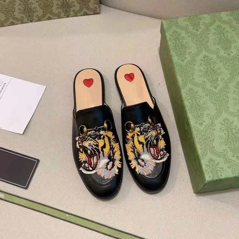 Pantofole firmate Donna Luxury Half Slides Sandali con pantofola in pelle di tigre con fondo piatto in metallo classico per donna uomo EU44