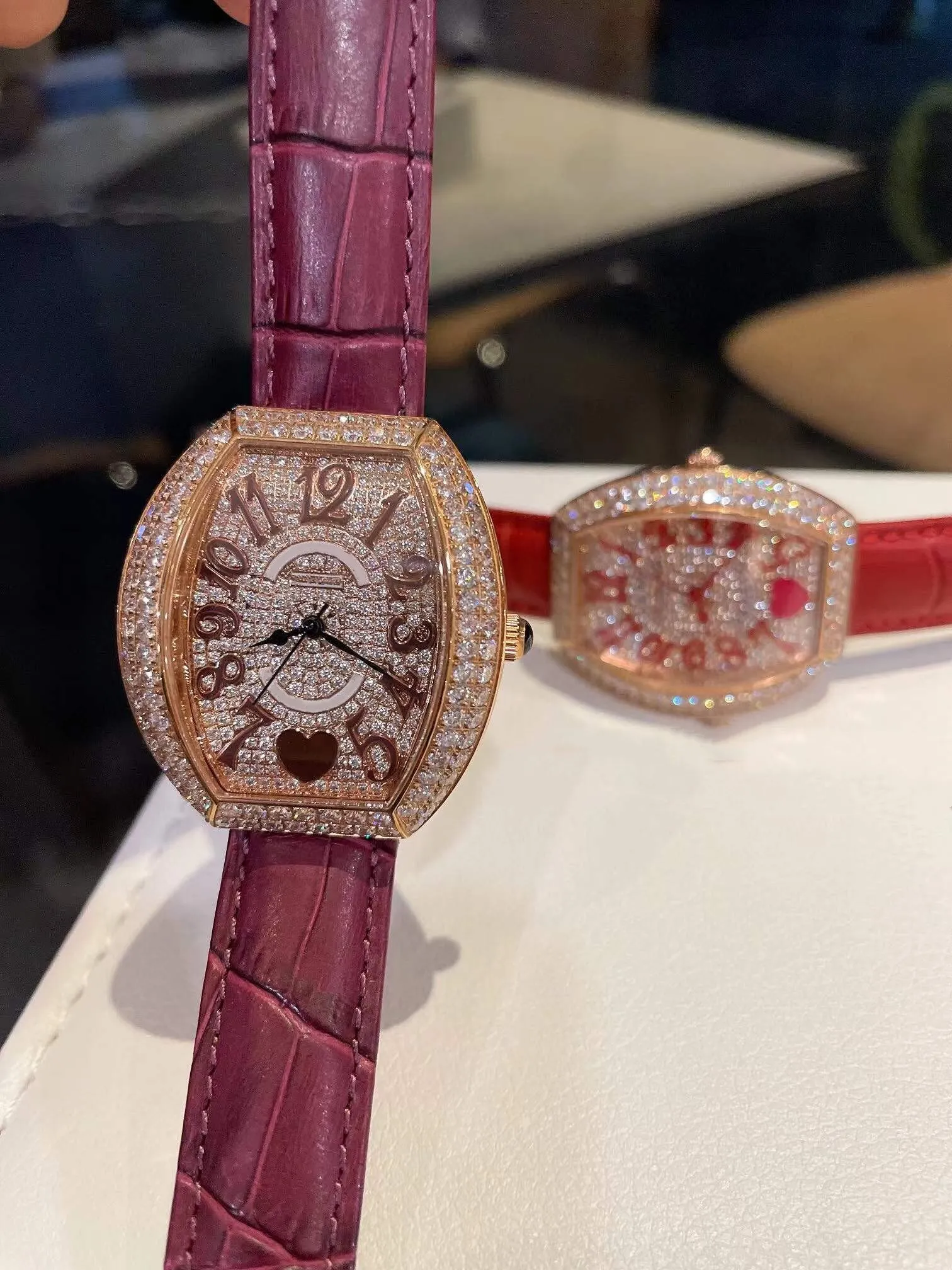 Mode Femmes Quartz Numéro Montre Plein Diamant Vin Barrel Montre-Bracelet Violet Véritable Cuir Saphir Horloge Dames Géométrique Rouge Forme De Coeur Montres