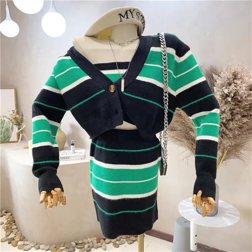 Tvådelad klänning Autumn Winter Vintage Sticked 3 -Piece Set Women Contrast Color Striped Cardigan Strapless Tube Top Mini kjolar kostymer 220906