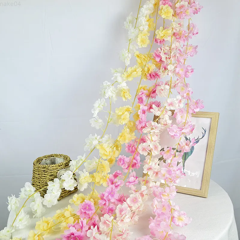 Faux Floral Greenery 18m 135 Cabeça de flor Artificial Sakura Rattan Silk Blossom Vine Slingers pendurados para DIY Decoração de parede do arco de casamento J220906