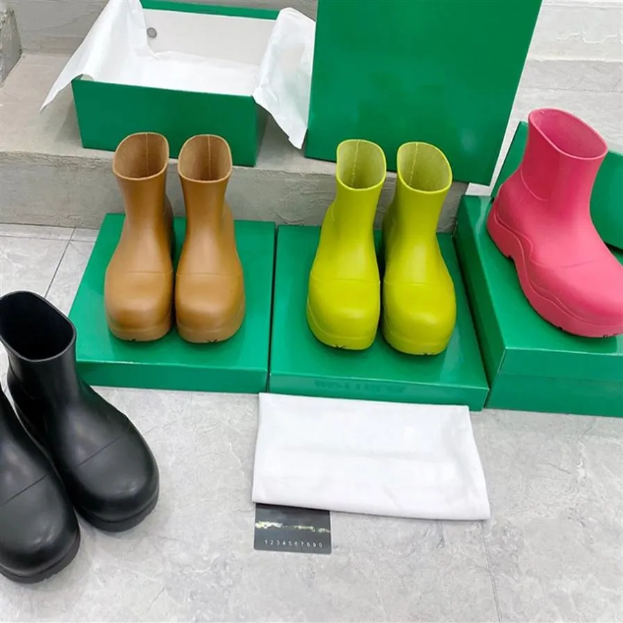 مصمم العلامة التجارية Rain Boots Women Round Toe Toe Waterproof Warm Warm Botas Peminies Winter Winter Color Boots Boots Platform في Box265Q