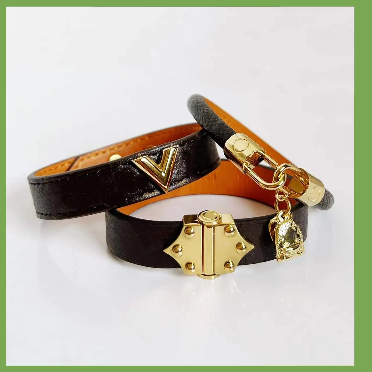 Braceletas Charmetes de diseño Luxury Joya Mujeres Pulseras de cuero con hardware de bloqueo de corazón PU Cuatro hojas Patrón de oro Bag colgante de diseñadores para mujer