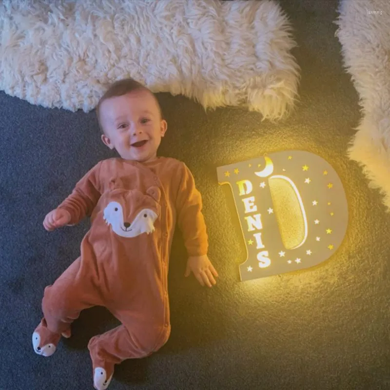 Lampada da parete con nome personalizzato Decor LED 26 lettere cave con stelle luna per coppie cameretta per bambini luce in legno personalizzata