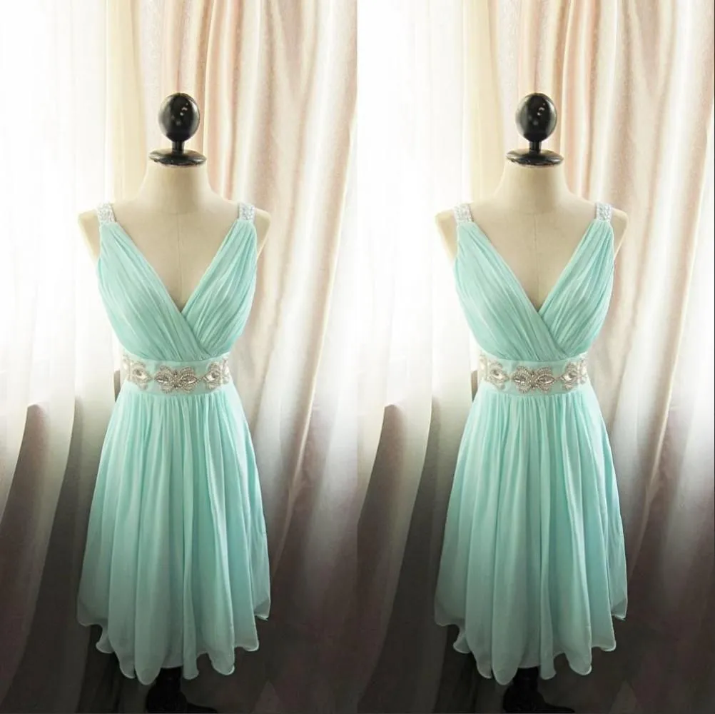 2023 Mint Green Short Bridesmaid Dresses Spaghetti Straps Knee Length Beaded Crystals Chiffon Beach Wedding Guest Gowns Plus Size Custom Made