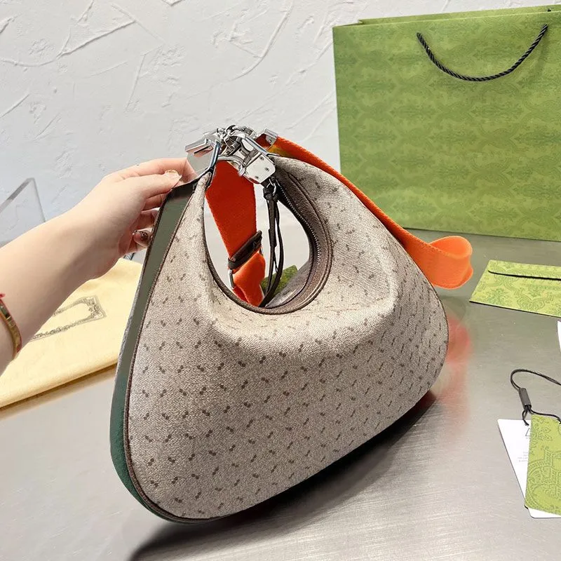 Новая сумка для полумесяца ретро -кросс -кузнецы сумки для полуанности женщины сумочки плеча с гвоздикой кошелек сцепление старое цветочное холст подлинный кожа регулируемый красный зеленый ремешок